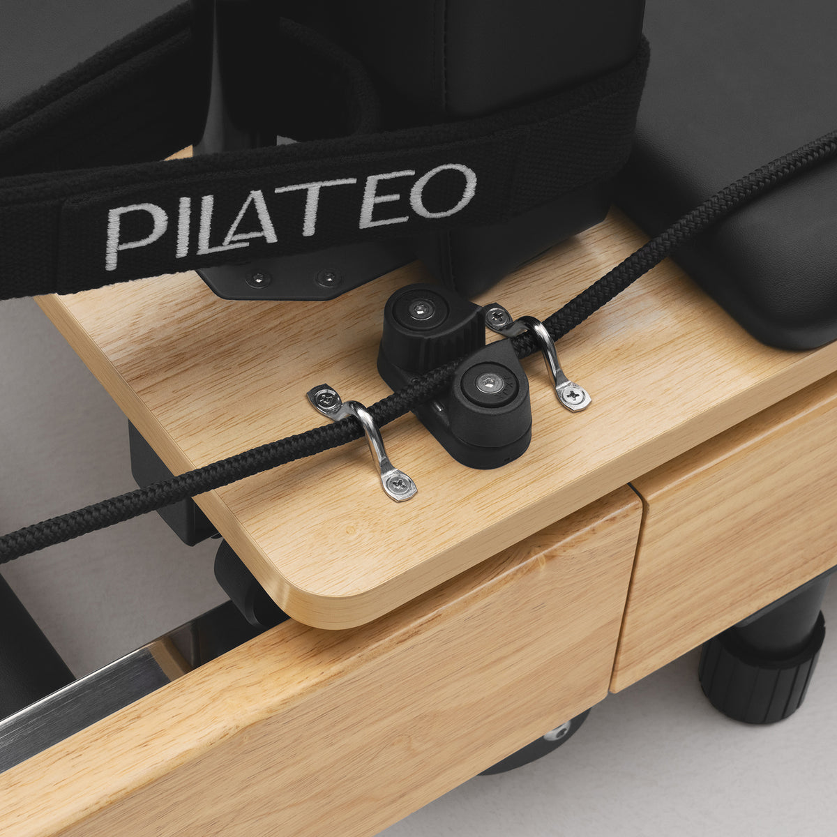 Foldable Pilates Reformer Flexi, light wood, black upholstery – rope cleats