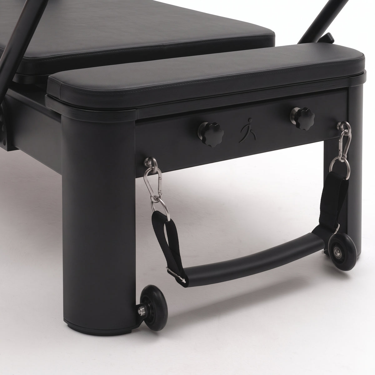 Pilates reformer aluminum all black, wheels