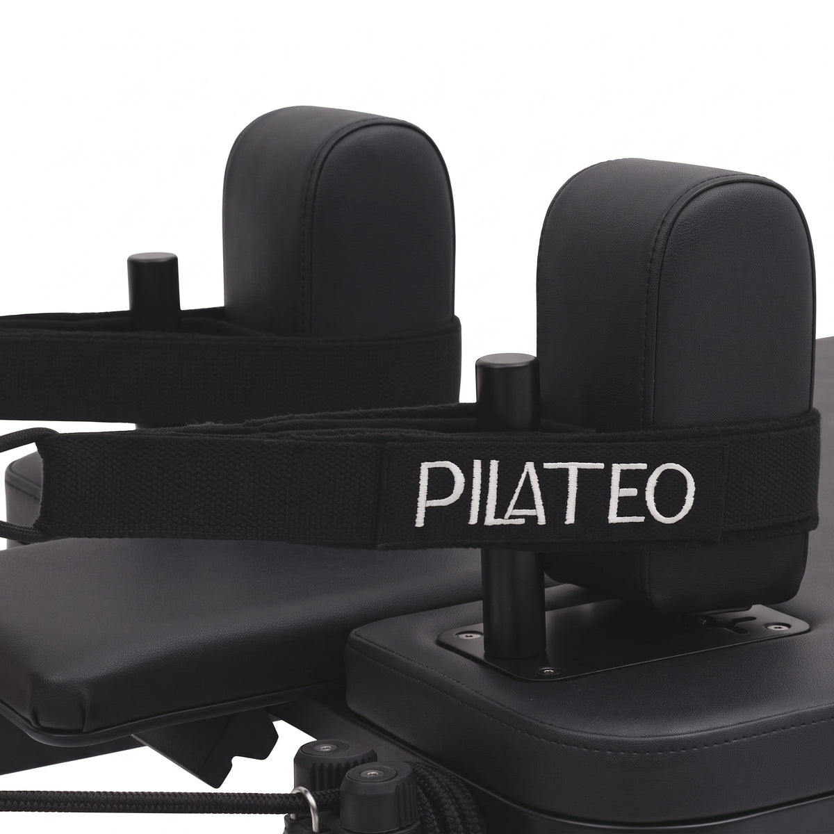 Pilates reformer aluminum all black, shoulder rests