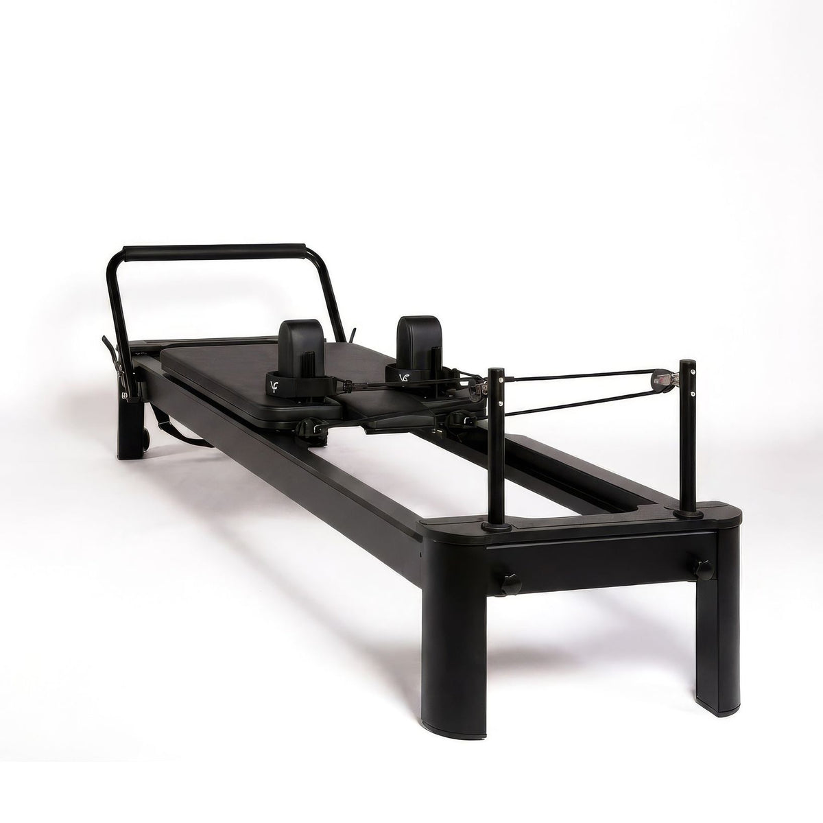 Pilates reformer aluminum total black, 3/4 view, pulley end