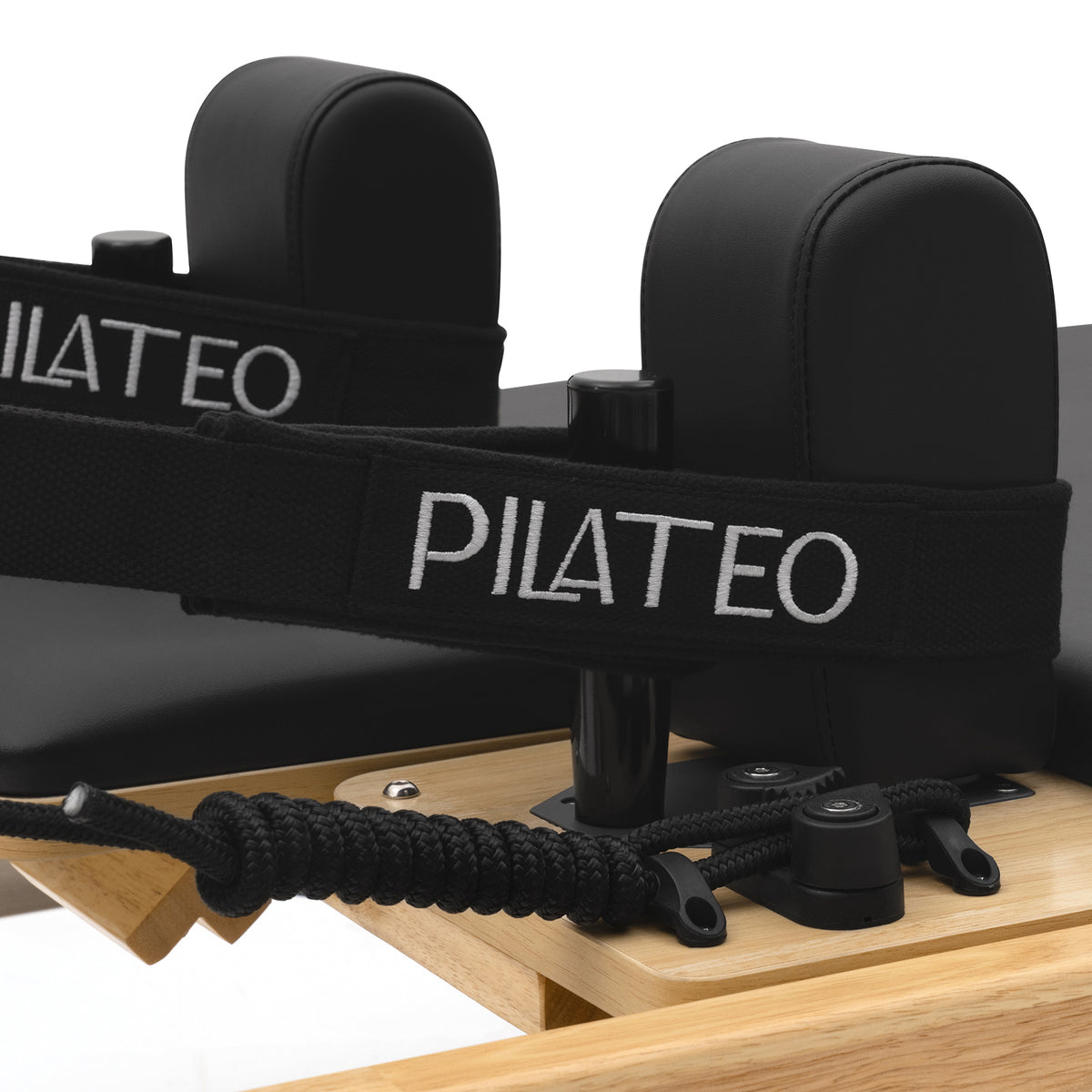 Classic Studio reformer black – shoulder rests and Pilateo straps